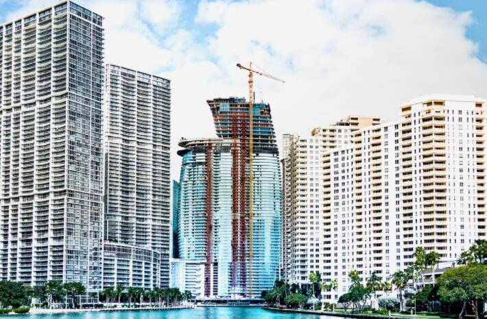 阿斯顿马丁住宅的销售额超过了90，因为迈阿密的住房需求保持强劲